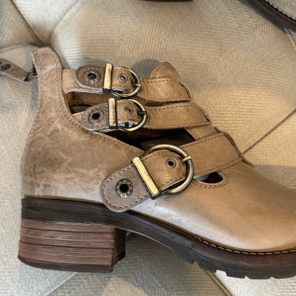 Dromedaris taupe bootie. - Picture 3 of 6